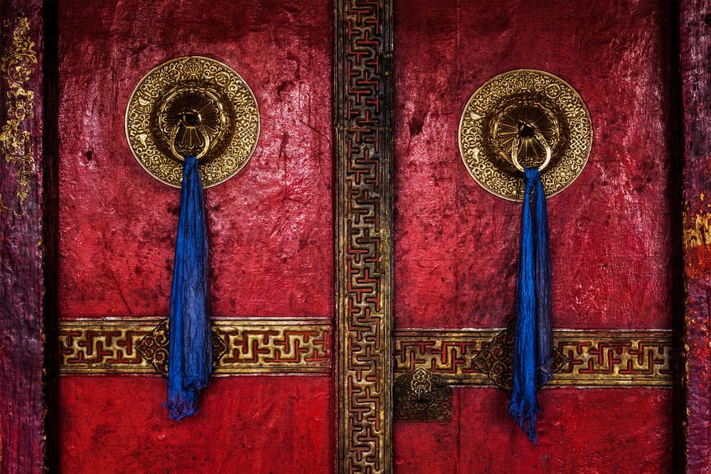 Znaczenie drzwi i okien na świecie | Symboliczne i kulturowe wartości drzwi i okien